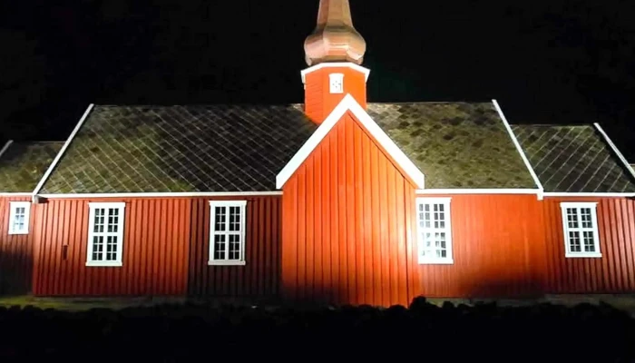 Flakstad Kirke -  Anmeldelser - Ramberg