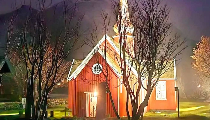 Flakstad Kirke -  åpen Nå - Ramberg