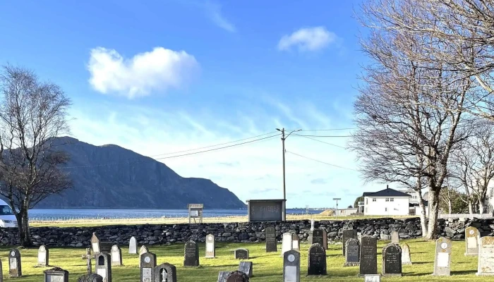 Giske Kyrkje -  Videoer - Giske