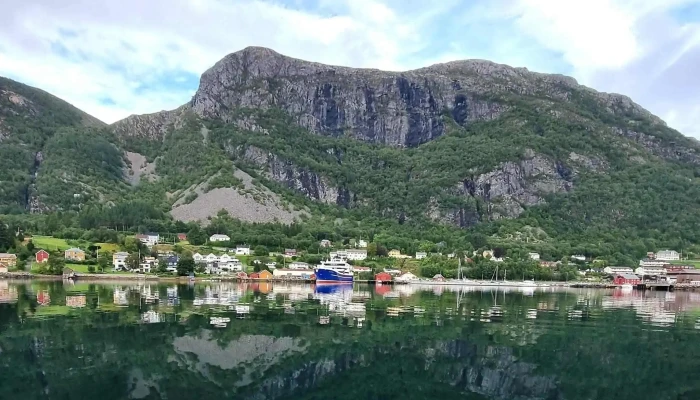 Gjerdebua -  Kommentarer - Midsund