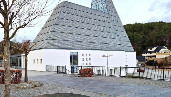 Heroy Kyrkje Kirke - Fosnavåg
