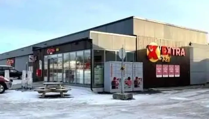 Pakkeboks Extra Salhus Brønnøysund - Til Høyre Rundt Hjørnet For Inngangen Til Butikken
