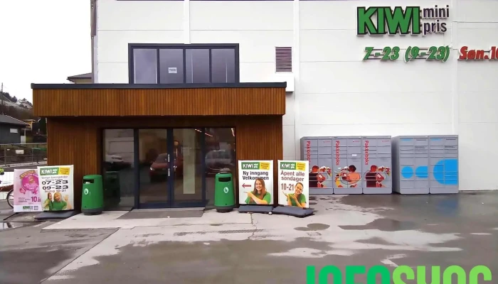 Pakkeboks Kiwi Farsund - Står Til Høyre For Hovedinngangen Til